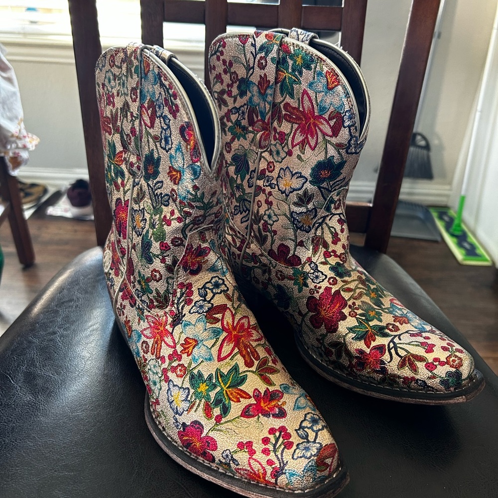 Roper Size 8.5 floral gold